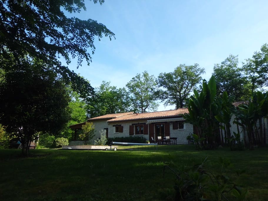 La maison vue du jardin