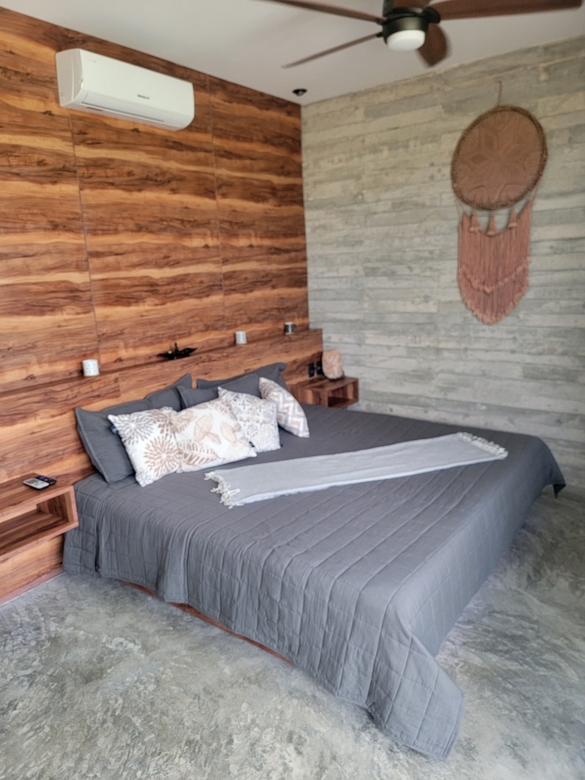 La cama tamaño king con 2 enchufes USB a cada lado y alimentación . 