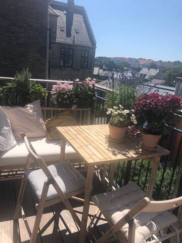 4 bedrooms in famous street with sunny balcony gallery image 2