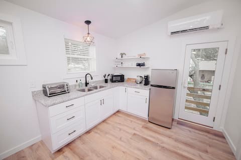 Top Airbnb: The Boardroom Surf House • Walk 2 Sound • King Bed in Kill Devil Hills