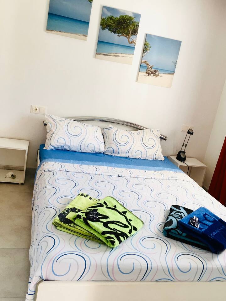 卧室1张双人床，配有衣柜和床头柜。每间卧室均配有吊扇和冬季供暖。