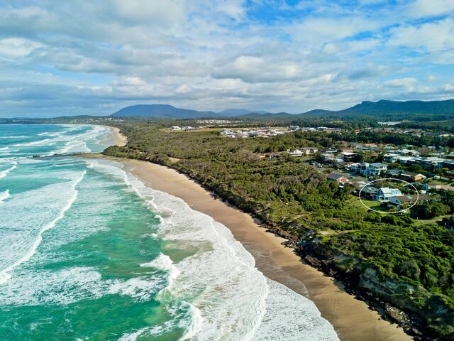 Middle Rock Beach House – absolute beach front gallery image 3