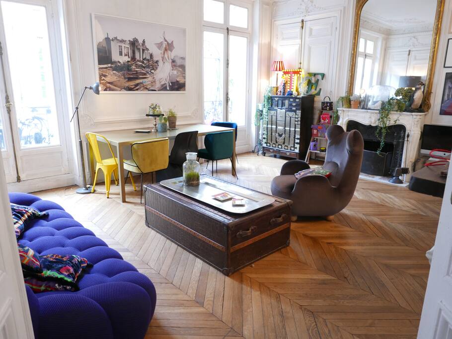 salon dinatoire avec cuisine américaine