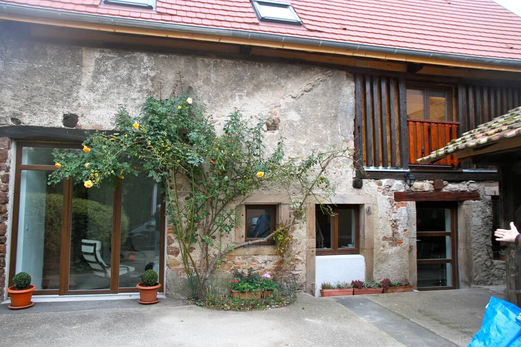 parking devant la maison et sous auvent