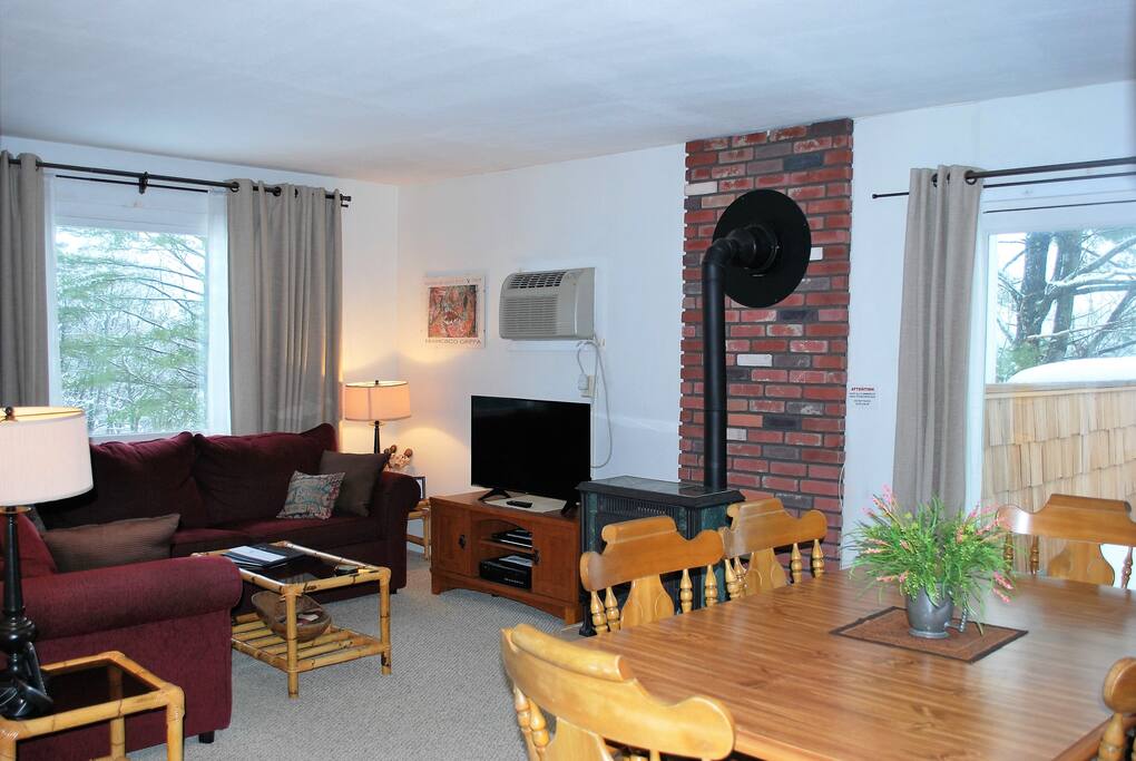 Living room with 40" TV