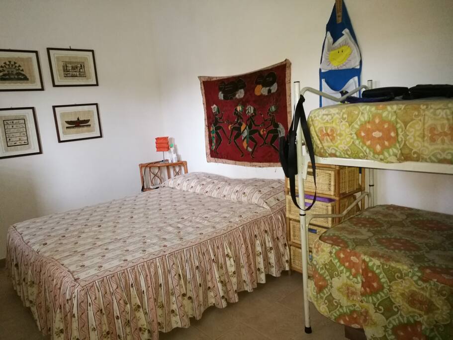 Monolocale con letto matrimoniale e letto a castello