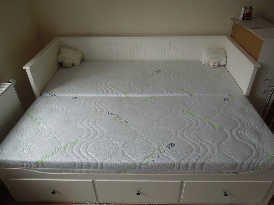Na posteli se pohodlně vyspí 2 lidé (200x160cm)./Bed is comfortable, fits 2 people (200x160cm).