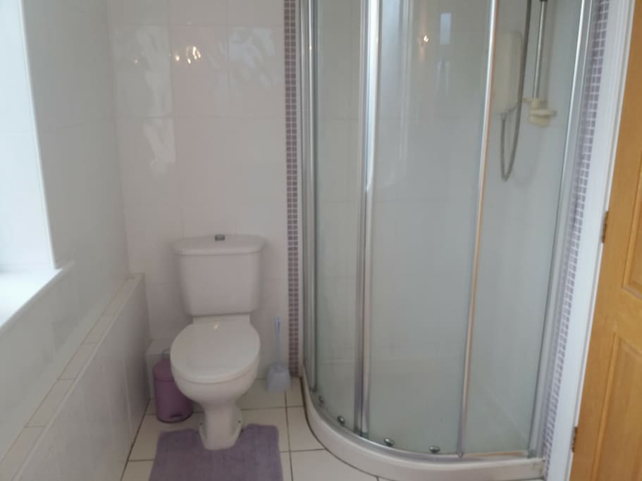 En-suite bathroom(private)