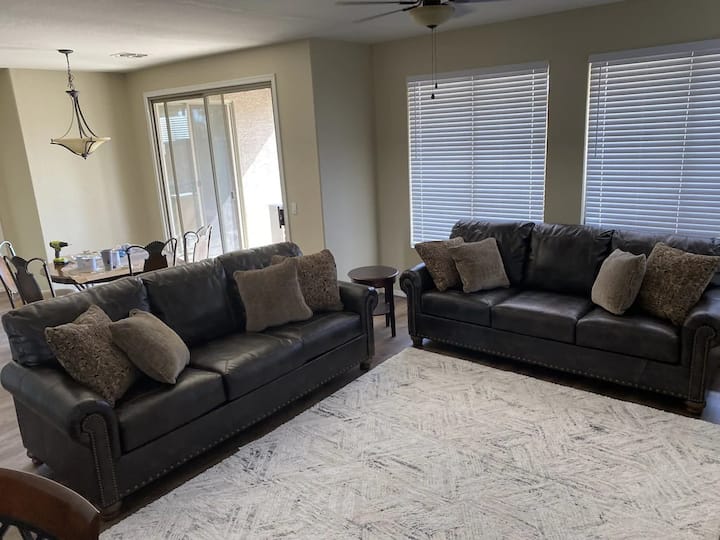 Sleeper Couch es increíble para una noche de cine frente a la smart TV de 82pulgadas.  ¡Trae las palomitas de maíz!