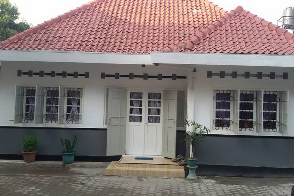 Tampak luar yang oldstyle namun unik, dengan garasi & carport yang luas, cukup menampung beberapa kendaraan sekaligus.
