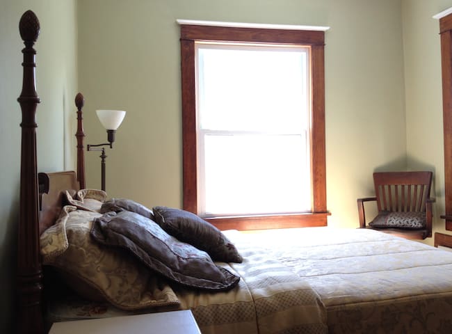 Lovely Room w/ Great Amenities Downtown!