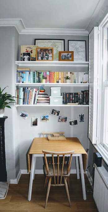 Extendable dining table