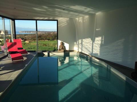 Villa with sea view, heated pool Crozon