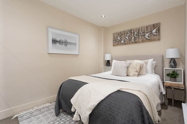 BEST WHISTLER RENTAL LOCATION @ Gondola Base 3Bdrm