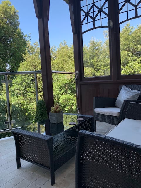 Large town centre apartment a short walk to beach