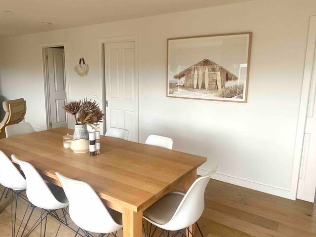 Coastal Collendina getaway, entire family home gallery image 4