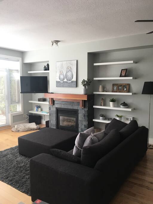 living room w/ gas fireplace