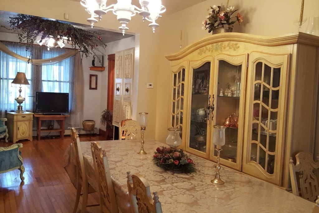 Huge dining room table that seats 10-12 people