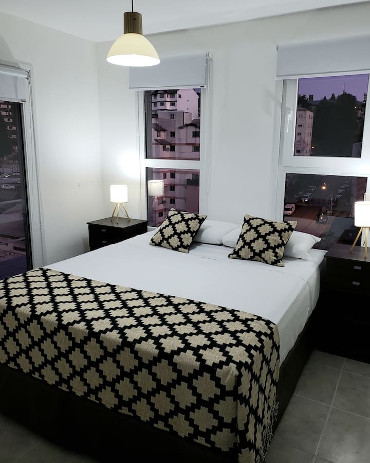 cama queen en dormitorio con colcho suite calidad hotelera