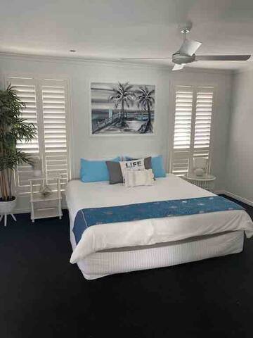 Spacious beach house in beautiful Dicky Beach gallery image 2