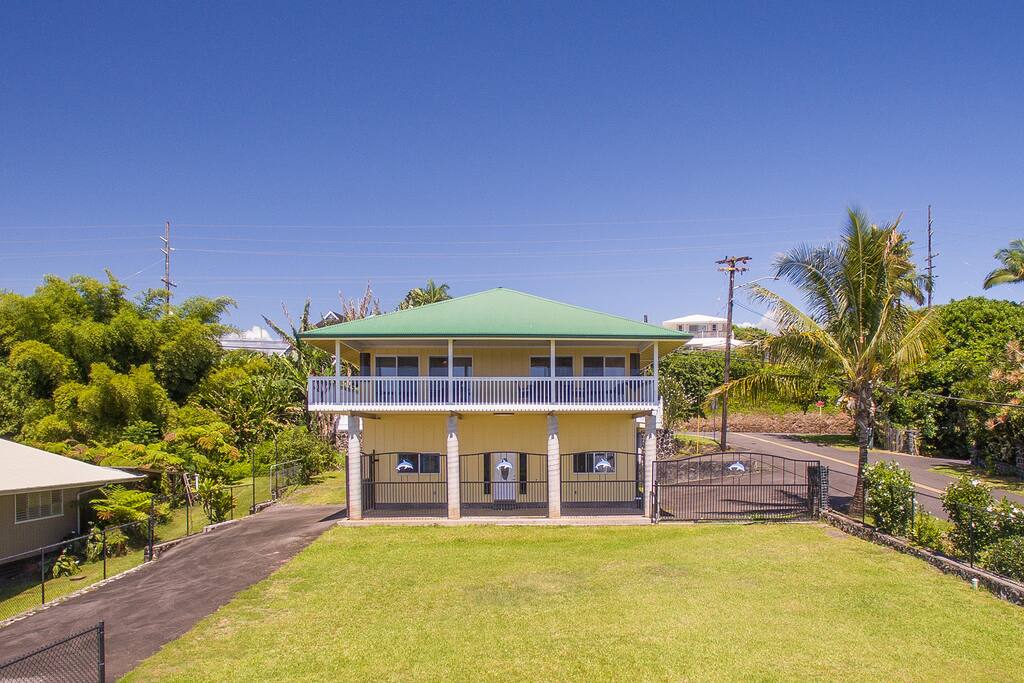 Front lawn, exterior view of Hilo Bayview Hale.