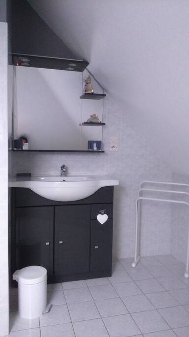 Salle de bain privative avec baignoire