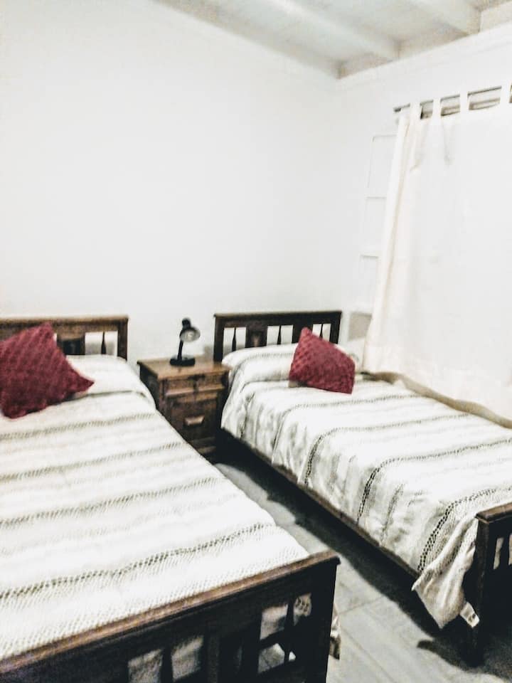 Komad s 2 kreveta za jednu osobu od 1 sjedala, a u ovom se dijelu nalazi i ormar .