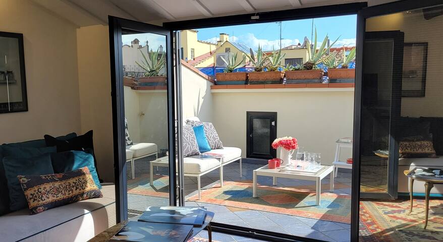 Elegant apartment Duomo view gallery image 2