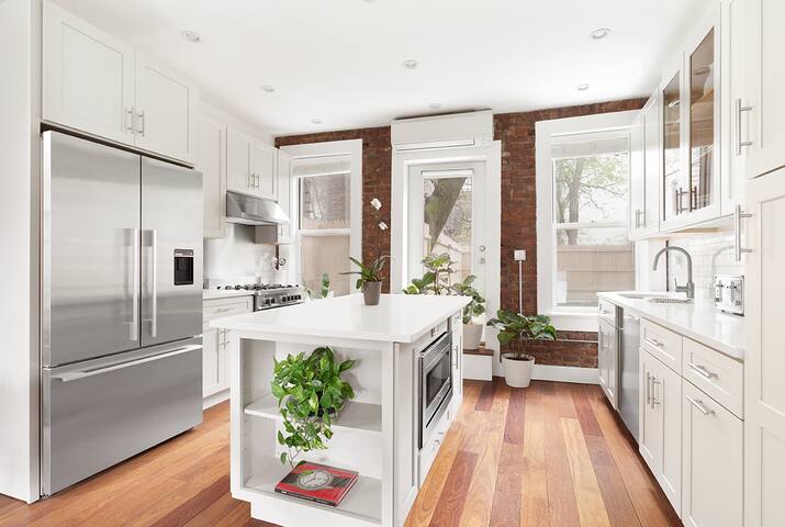 Beautiful Williamsburg Townhouse 4 bed / 2.5 bath gallery image 3