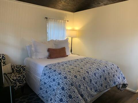 Quiet 1-bedroom getaway in the shady pines