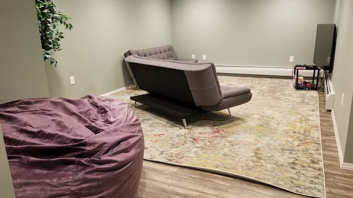 额外房间- 60英寸电视、游戏系统、棋盘游戏，或在日式床垫沙发或巨大的豆袋椅上放松身心。