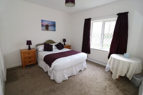 Superb Detached 7, 9 or 12 Bed House for up to 28.