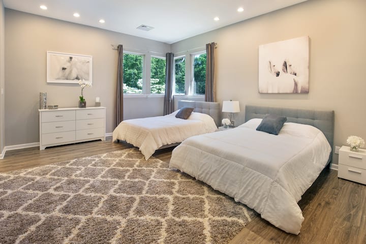 Over Sized Guest Bedroom with 2 Queen Beds, Bathroom en Suite.
