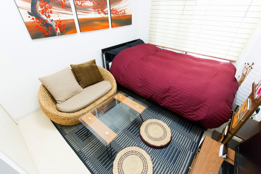 Sitting in Asian sofa, you can enjoy the DVD to introduce Japanese traditions and beautiful scenery. Cool art books of Japan are also available. Table can be folded.