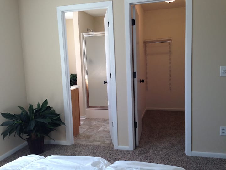 Главна спална соба со поглед кон главната бања и плакар