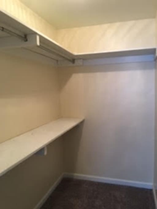1 bedroom walk in closet