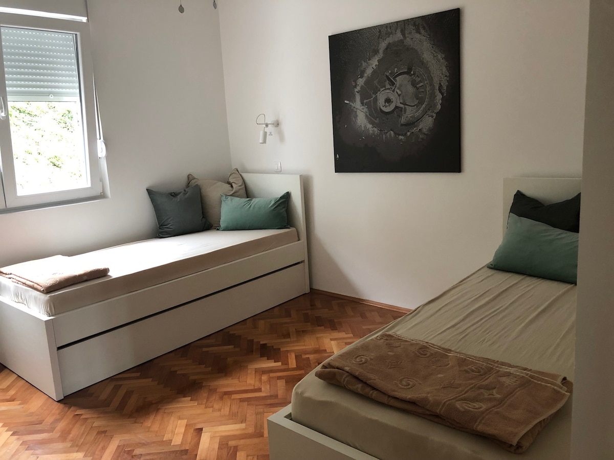 Dormitorio adicional, con cuatro camas individuales. Los cajones debajo de cada cama contienen camas adicionales.
