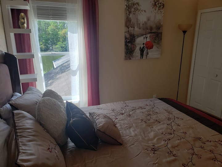 湖の景色が楽しめるクイーンベッドルーム。