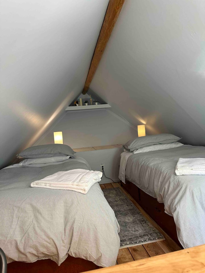 Toto je podkrovná spálňa s dvoma dvojčatami. Na použitie je potrebný rebrík.