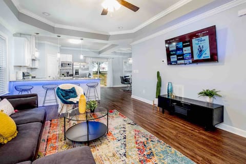 Top Airbnb: Modern 4BR Home w/ Queen City Flair, near Uptown in Thomasboro / Hoskins