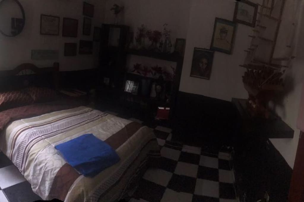 Habitación 3: cama matrimonial, tocador. (2 personas)