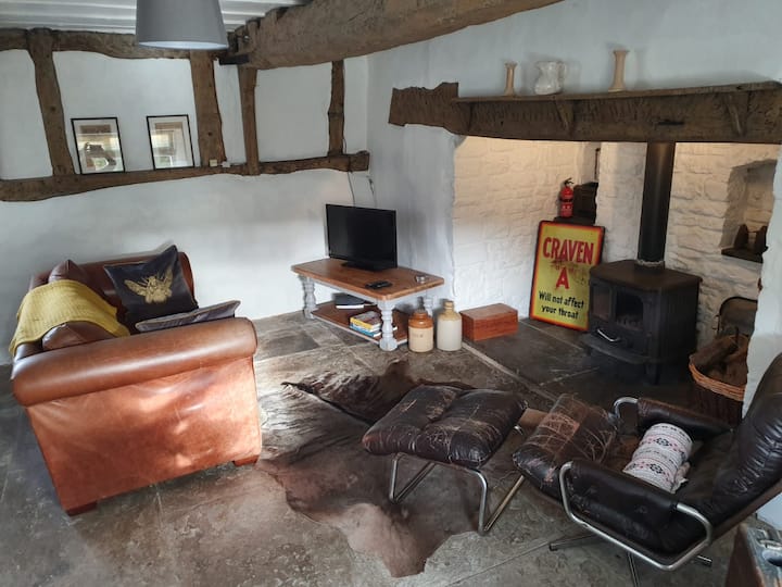 Character Thatch Cottage In A Fantastic Location. - Tewkesbury