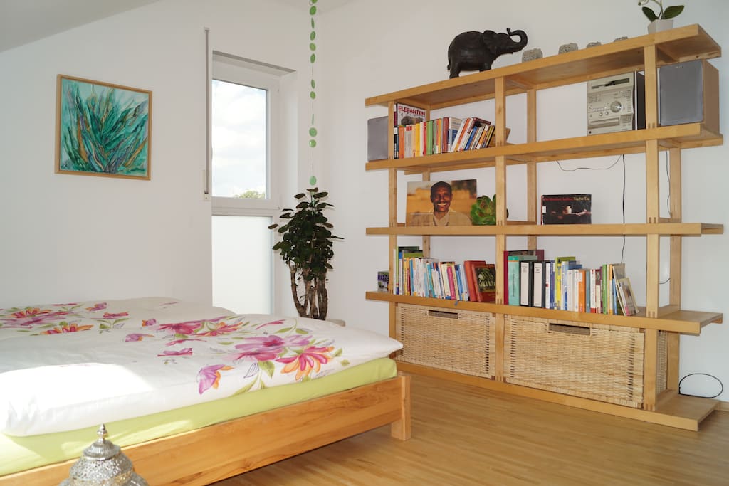Raum 1 Bücherregal