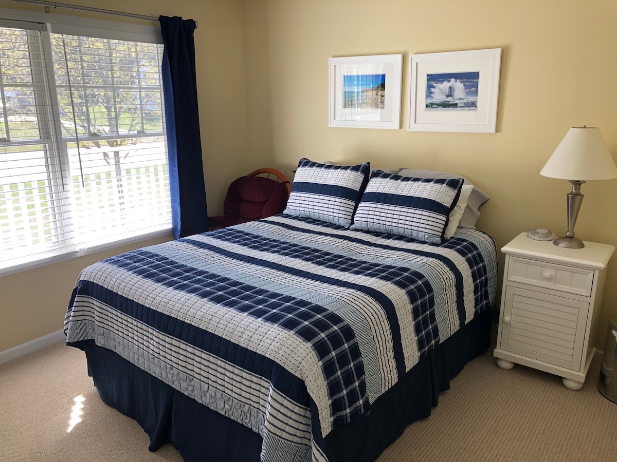 Dormitorio de invitados totalmente actualizado con un nuevo somier queen y colchón, nuevas sábanas cómodas, funda y nuevas almohadas. 