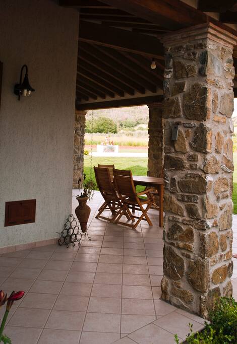 scorcio del portico con tavolo