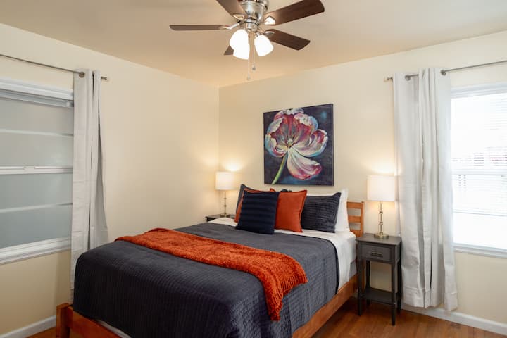 Queensize-Doppelbett im Schlafzimmer 3 an der Vorderseite des Hauses hat tagsüber viel natürliches Licht mit Verdunkelungsschirmen, die dir beim Schlafen helfen. Schrank zum Aufhängen Ihrer Kleidung und eine Bank zum Sitzen und Genießen.
