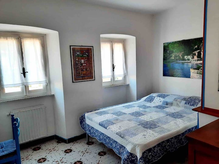 Spálňa s manželskou posteľou s jednou a pol spálňou