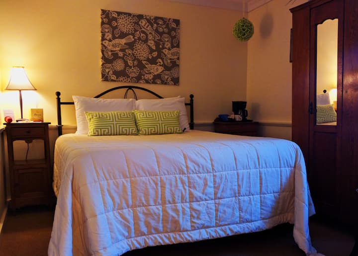 Alexander's Lodge (Breakfast Included, NO Pets) Nature lodges for