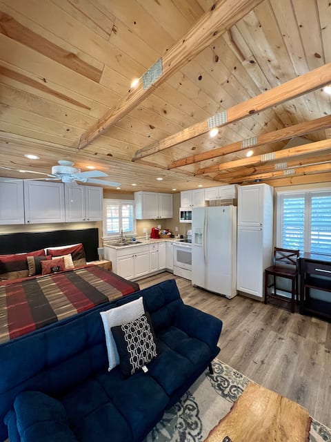 The Lake Alfred Citrus Wood Guest Cabin