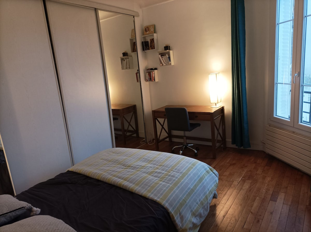 Spavaća soba 1, bračni krevet (140 x 200), soba za presvlačenje i radni stol 